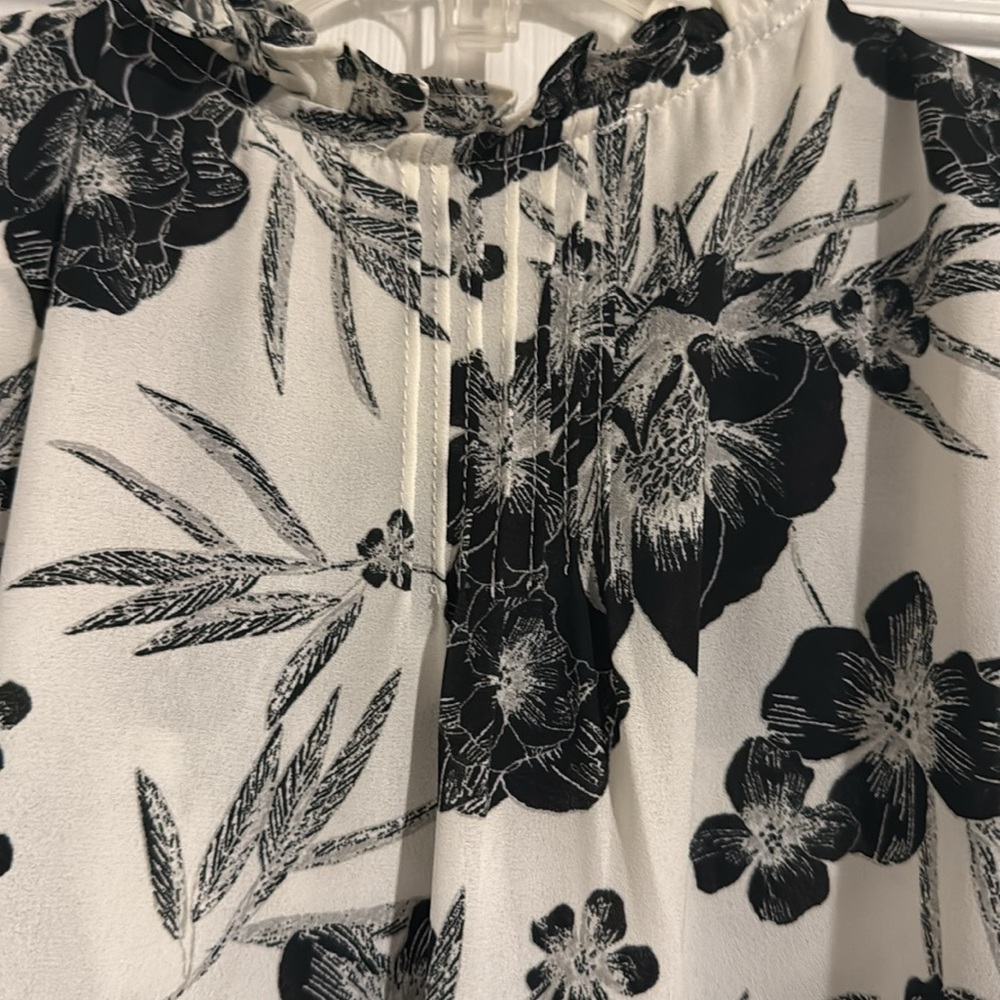 Rose + Olive black & white pullover floral ruffle blouse top Women’s L 12-14 NEW - Picture 5 of 5